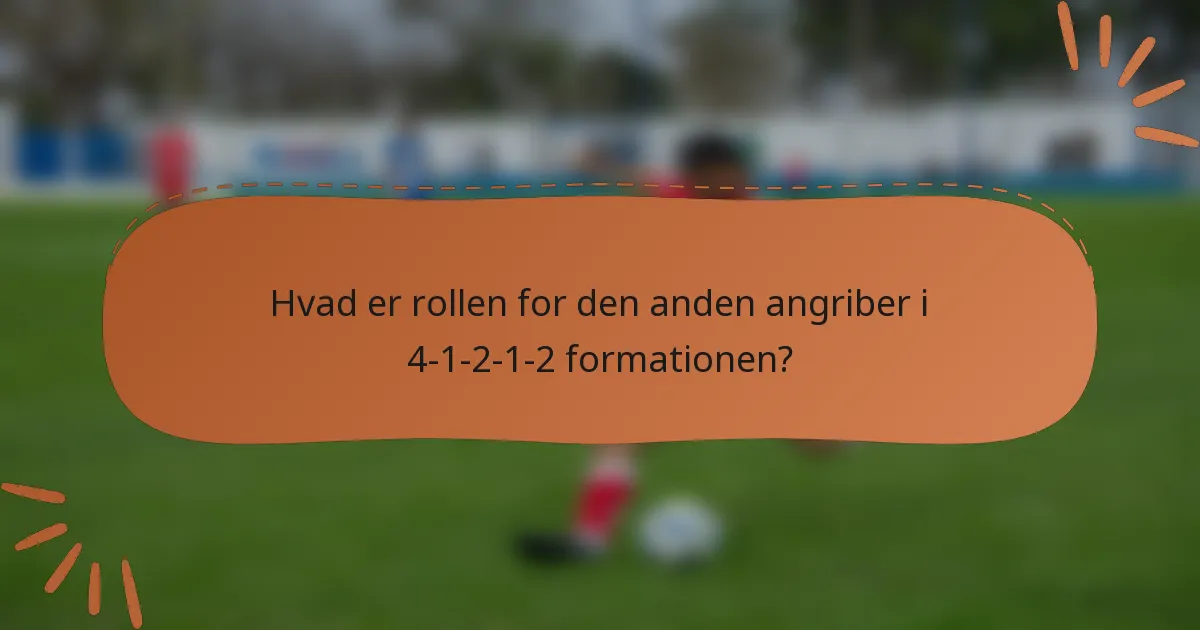 Hvad er rollen for den anden angriber i 4-1-2-1-2 formationen?